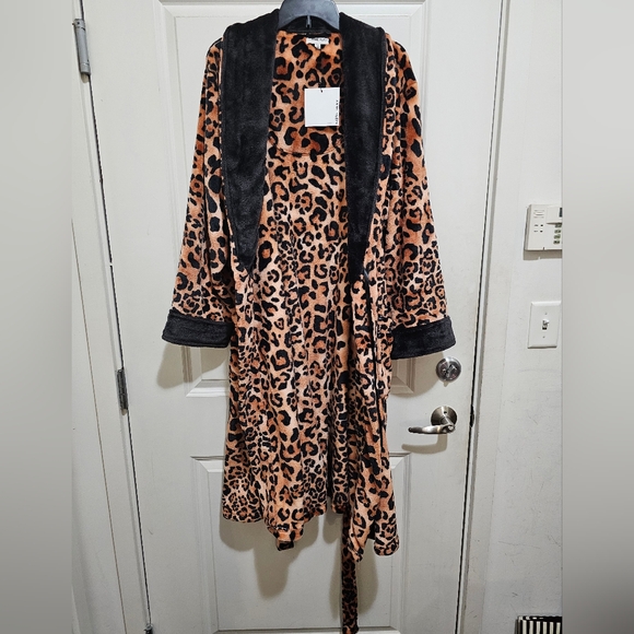 ANNE KLEIN CHEETAH PRINT LONG ROBE (NWT) - Picture 3 of 12